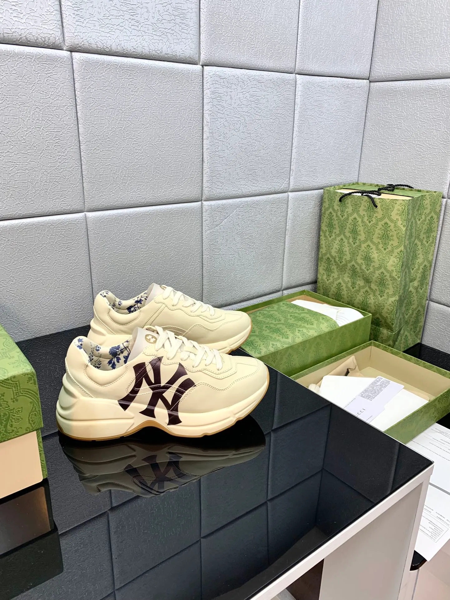 👟👟Ex-factory price 480👟👟 Gucci dad shoes for couples, distressed leather horn-shaped retro jogging shoes. The Balenciaga grandpa trend has subsided, ushering in GUCCI dad shoes, the trend leader in the fashion industry. The original shoes are molded and the original last is made by the Italian handmade foundry! [Gucci original dad shoes] Original surface: imported calfskin! Lining: Grade A hybrid lambskin! Outsole: The highest restoration sole. TPU material plus wear-resistant foam (anti-wear cushioning) ivory leather has been processed with an old-fashioned effect. The sole is 5cm high! The comfort level is excellent, killing all high-end versions on the market! Original logo outsole! 👣Size: Women’s size 35-40. Men's size 38-45. Women's heel with 🈚️logo! Men's heel with 🈶️logo!